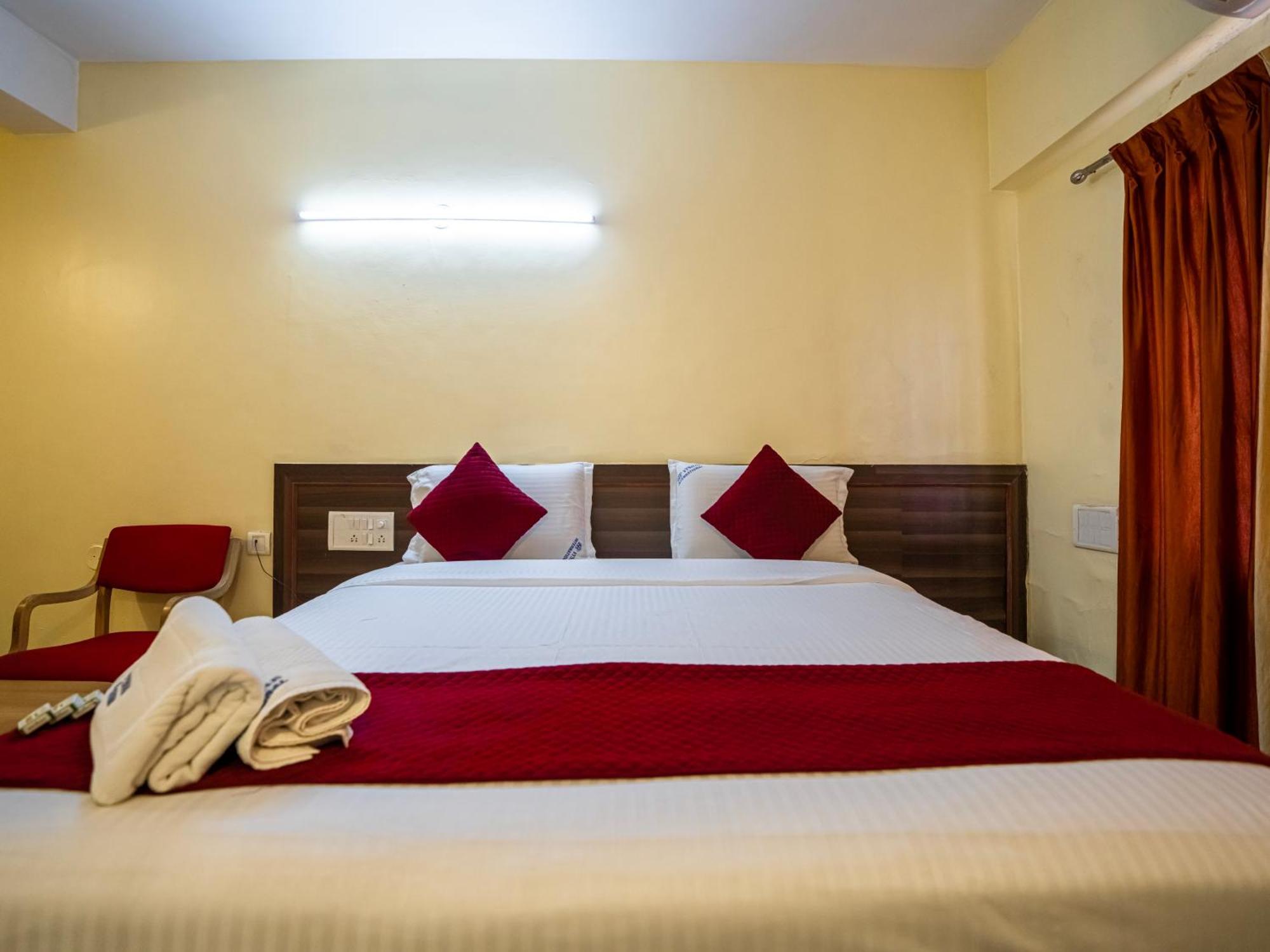 Hotel Vyshak International Mysore Buitenkant foto