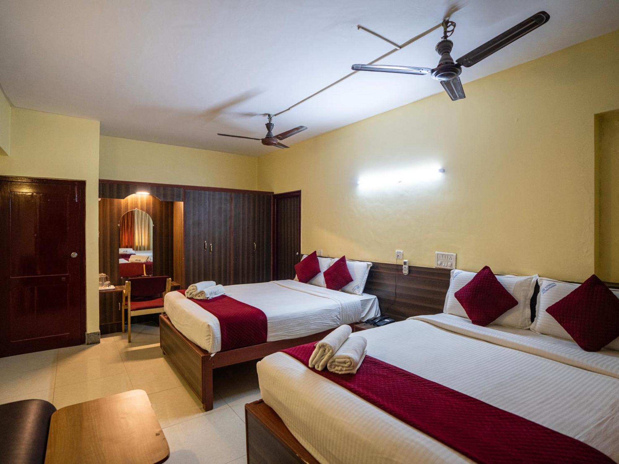 Hotel Vyshak International Mysore Buitenkant foto