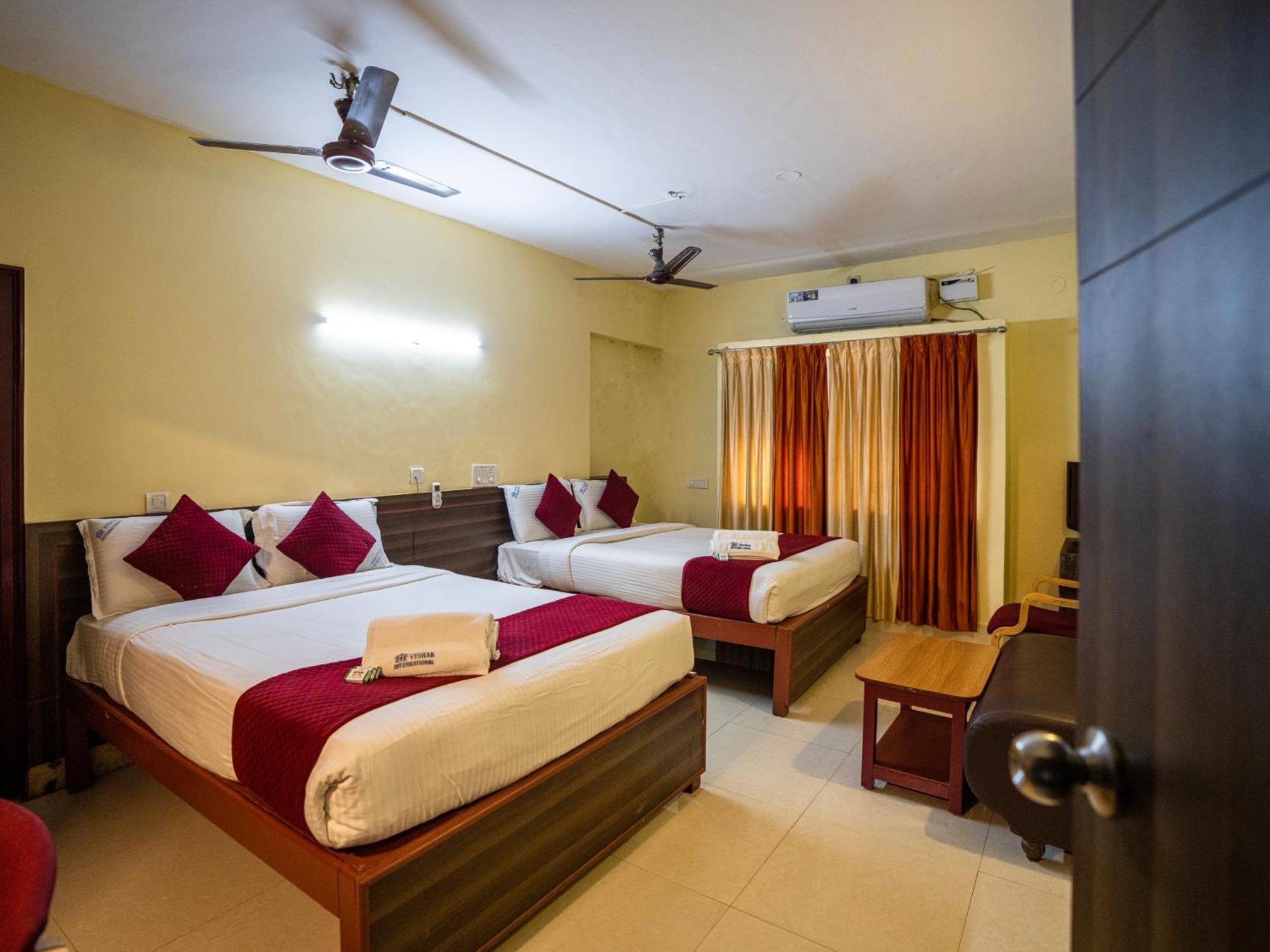 Hotel Vyshak International Mysore Buitenkant foto